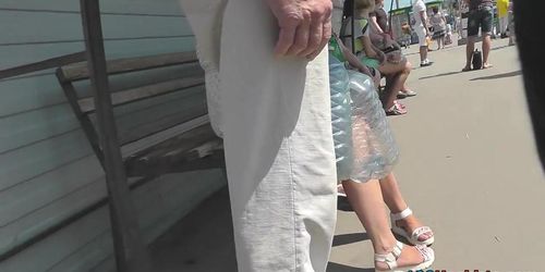 Thongs of a young lady presented in free upskirt