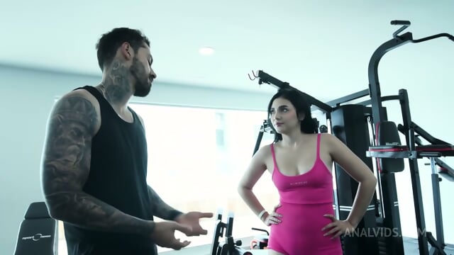 Gym Babe Tries DP Workout With Her Gym Bros